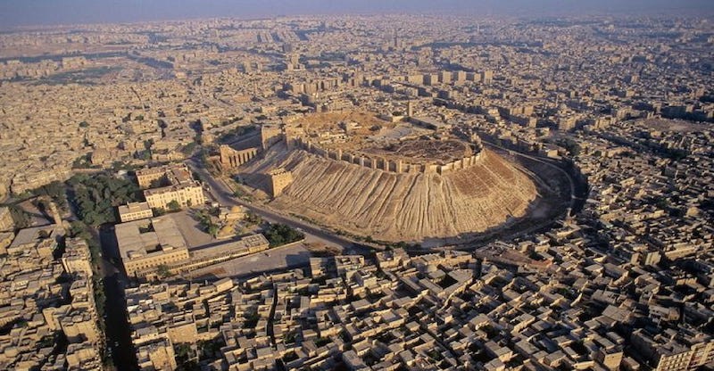 Panoramabild Stadt Aleppo in Syrien mit Zitadelle aus der Vogelperspektive